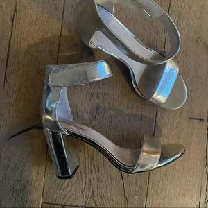 Jeffrey Campbell Lindsay silver stacked heel hook loop sandal womens 8